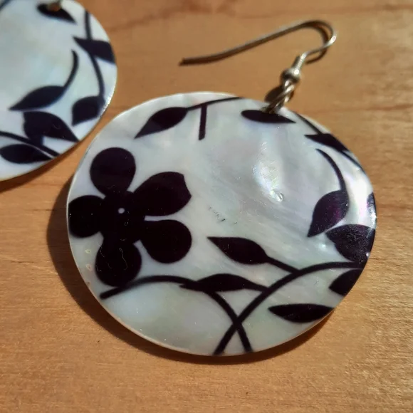 Beautiful genuine shell earrings - Picture 2 of 3